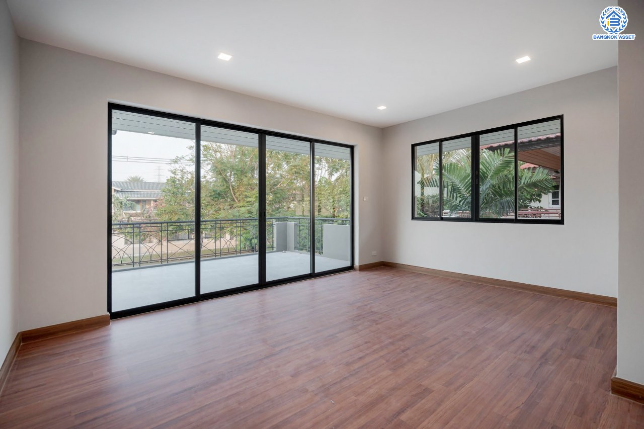 คฤหาสน์มือสองตกแต่งใหม่ โครงการ บ้านภาณุ ปิ่นเกล้า-บรมราชชนนี เนื้อที่ 142.7 ตร.ว. ฟังก์ชันจัดเต็ม 5 ห้องนอน 6 ห้องน้ำ 1 ห้องแม่บ้าน จอดรถได้ 4 คัน บนพื้นที่ใช้สอยเกือบ 451.5 ตร.ม. พร้อมพื้นที่สีเขียวสนามหญ้ากว้างขวาง ตอบโจทย์ครอบครัวใหญ่ บนทำเลศักยภาพ เชื่อมต่อทั้งถนนกาญจนาภิเษก และทางคู่ขนานลอยฟ้าบรมราชชนนี ใกล้ ม.มหิดล, สถานีขนส่งสายใต้ใหม่ และเซ็นทรัลปิ่นเกล้า